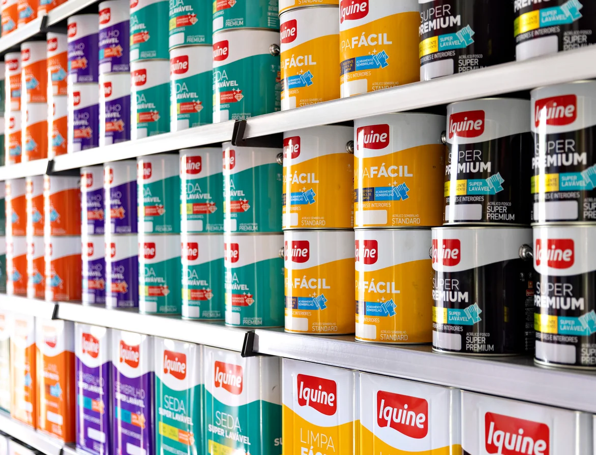 Prateleira de latas de tinta Iquine