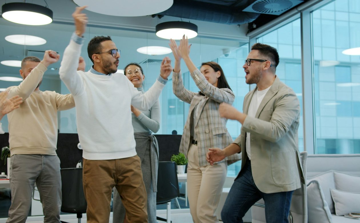 Equipe comemorando resultado de sucesso no escritório