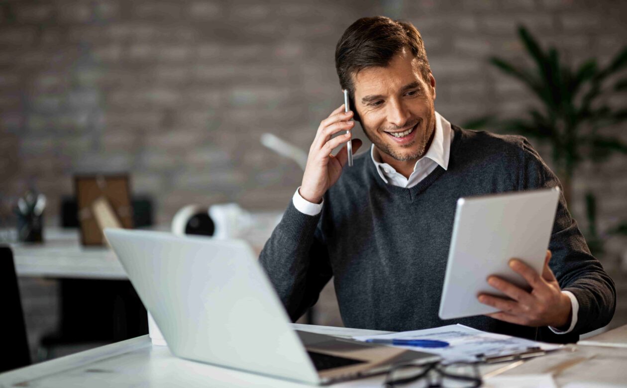 Um empresário feliz com o resultado das vendas no catálogo digital B2B.
