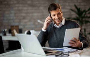Um empresário feliz com o resultado das vendas no catálogo digital B2B.