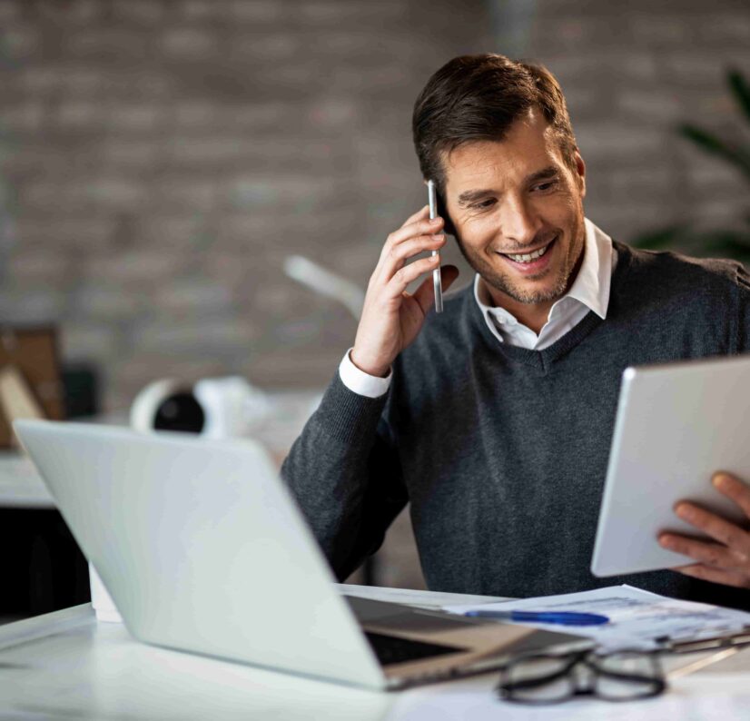 Um empresário feliz com o resultado das vendas no catálogo digital B2B.